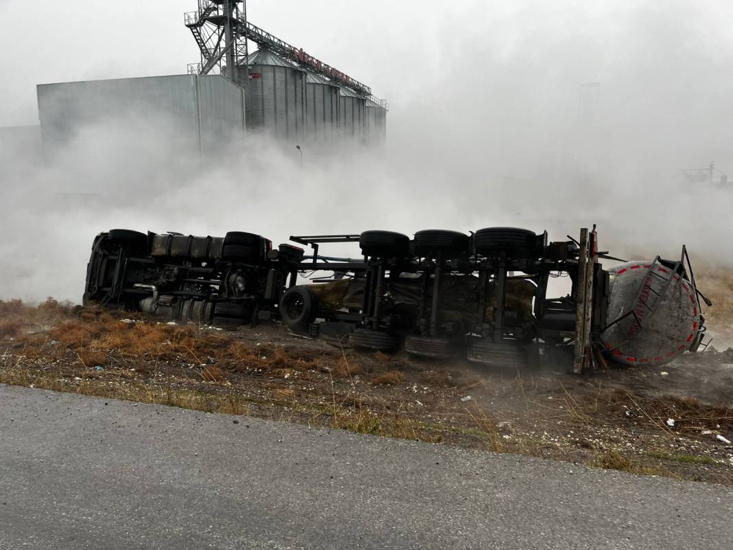 Konya’da asit yüklü tankerin devrilme anı kamerada 8